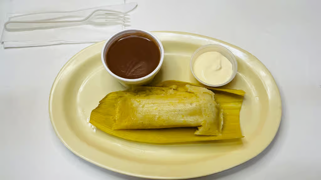 2 tamales de elote cocidos con frijoles y crema