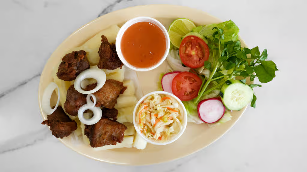 Yuca cocida con chicharrón